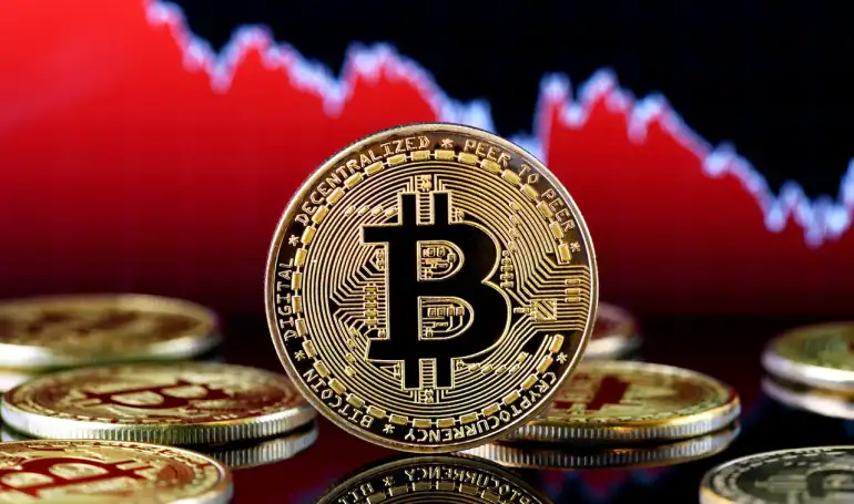 Bitcoin Retreats to $121K as Traders Cash Out After Record Rally