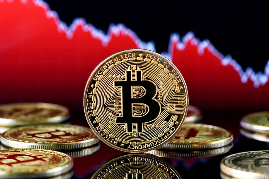 Bitcoin Retreats to $121K as Traders Cash Out After Record Rally
